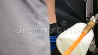 男工用蒸汽清洗车.. 专业干洗沙龙在车上。 概念：汽车服务，洗车